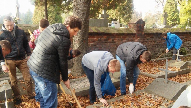 Wolontariusze Kopernika sprzątają groby._5